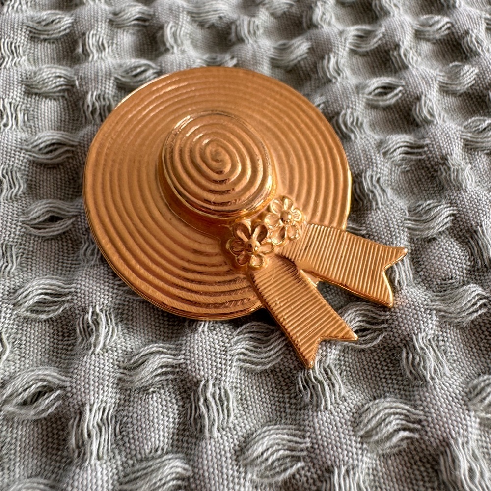 Elegant Gold Brooch with Floral Accents